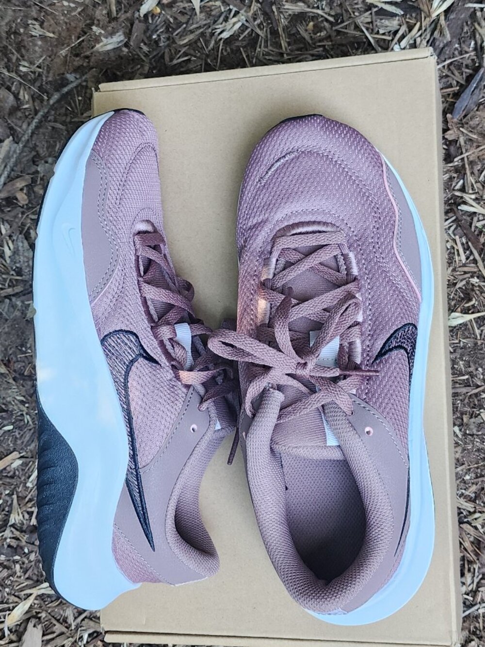 *NIB* Nike Women's Essential Legend 3 size W 8